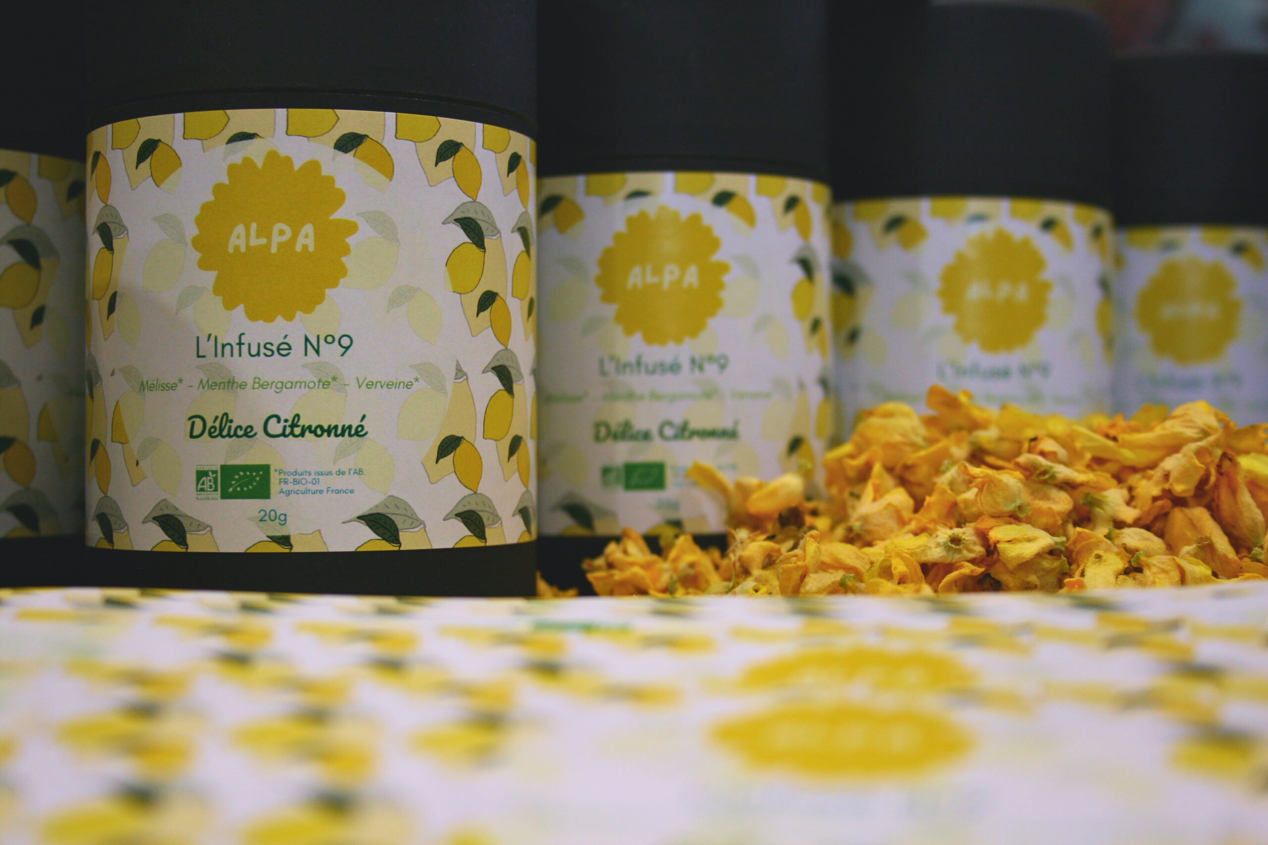 Trio de tisanes en boîtes noires avec fleurs de bouillon blanc